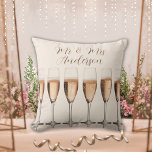 Cojín Decorativo Fila de regalo de boda de gafas de champán rosa<br><div class="desc">Esta impresionante almohada boda incluye una hilera de elegantes copas de champán, perfectas para celebrar a la pareja recién casada. Personalízalo con el nombre de la pareja en un guión hermoso para un toque verdaderamente único. Una ducha nupcial o un regalo de boda que será apreciado en los próximos años....</div>