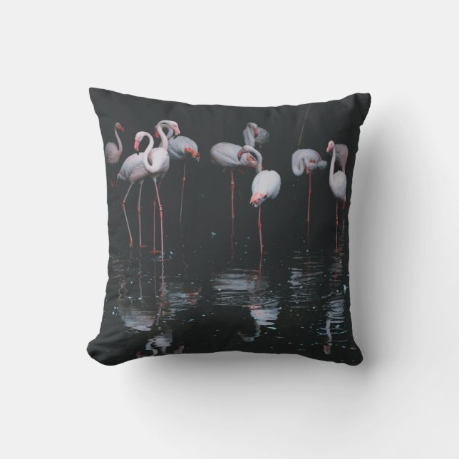COJÍN DECORATIVO FLAMINGO EN EL FONDO OSCURO (Anverso)
