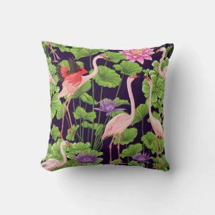 Cojín Decorativo Flamingo, plantas tropicales, fondo negro.