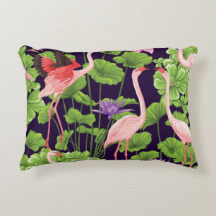 Cojín Decorativo Flamingo, plantas tropicales, fondo negro.