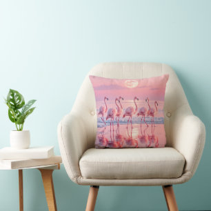 Cojín Decorativo Flamingos en una playa rosa