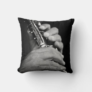 Cojín Decorativo Flauta siendo tocada en blanco y negro por gitano