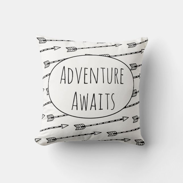 Cojín Decorativo Flecha Patrón Negro Blanco Espera Aventura (Anverso)