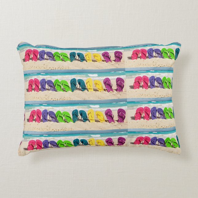 COJÍN DECORATIVO **FLIP FLOPS GALORE** Y "AMARILLO" ATRÁS (Anverso)