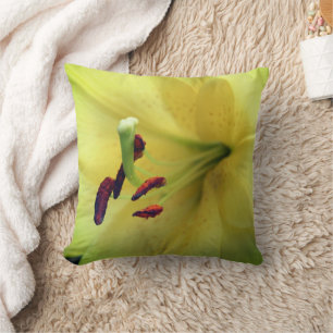 Cojín Decorativo Flor amarilla hacia arriba cerca
