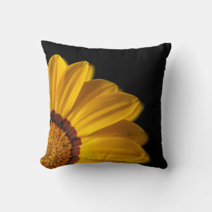 Cojín Decorativo Flor amarilla sobre fondo negro