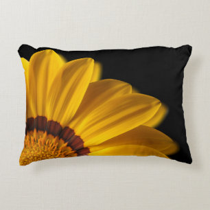 Cojín Decorativo Flor amarilla sobre fondo negro