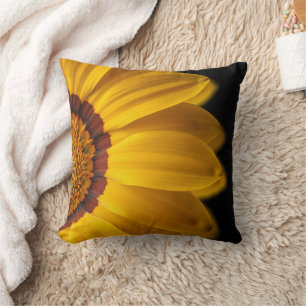 Cojín Decorativo Flor amarilla sobre fondo negro