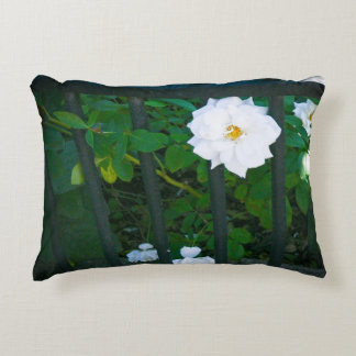Cojín Decorativo Flor Blanca Brotando a Través de la Valla