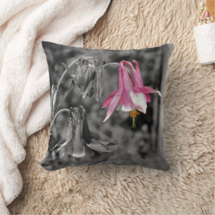 Cojín Decorativo Flor de Columbine negra y blanca con color parcial