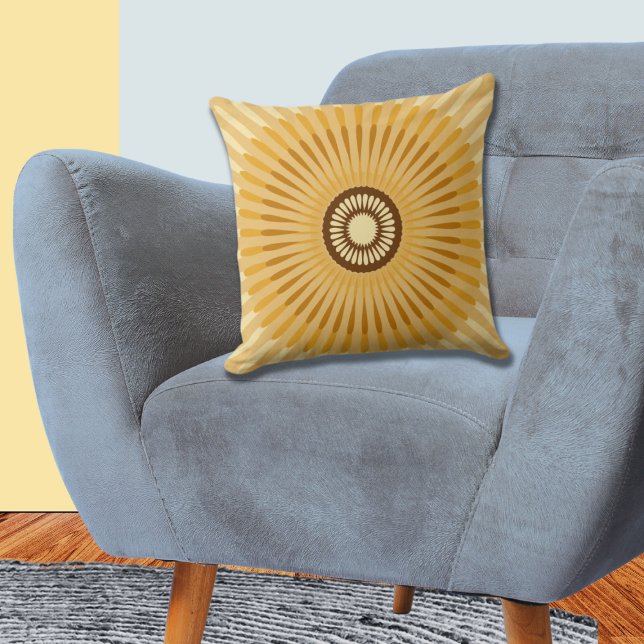 Cojín Decorativo Flor de estrella amarilla de centro regular (Regular Centered Yellow Star Flower Throw Pillow)