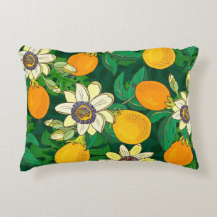 Cojín Decorativo Flor de pasión: Vintage de fondo negro.