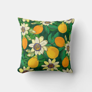 Cojín Decorativo Flor de pasión: Vintage de fondo negro.