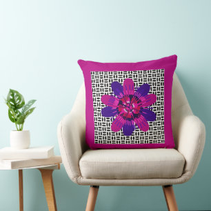 Cojín Decorativo Flor en rosa y morado en blanco y negro