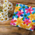 Cojín Decorativo Flor hippie brillante y audaz flor primavera<br><div class="desc">Añade un toque luminoso a tu sofá con esta almohada estampada. El estilo es retro,  con flores de pasto hippie superpuestas en amarillo intenso,  azul y rosa magenta. Los gráficos dibujados a mano están diseñados para imitar la impresión de estilo risográfico clásico</div>