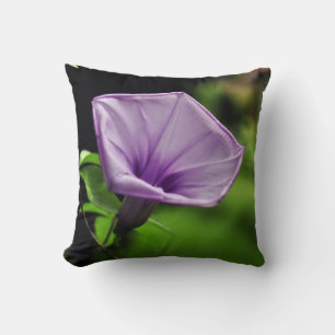 Cojín Decorativo Flor morada sobre fondo verde