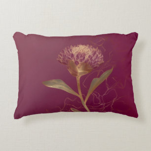 Cojín Decorativo Flor Protea Dorada Burgundy Línea Botánica