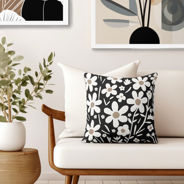 Cojín Decorativo Flor retro blanca negra (Style with the perfect blend of floral style & retro flair to your living space.)