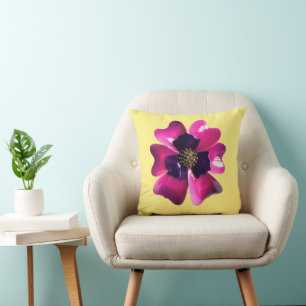 Cojín Decorativo Flor retro MOD morada de panza en amarillo mantequ