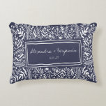 Cojín Decorativo Floral de jardín en Boda personalizado de la front<br><div class="desc">Floral de jardín en la frontera azul Boda personalizado almohada de acento</div>