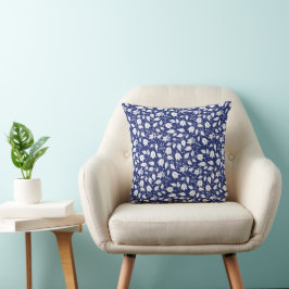 Cojín decorativo floral en la marina y blanco