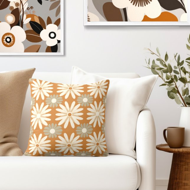 Cojín Decorativo Floral retro (Complete your elegant retro look with an exclusive Wild on Flowers Throw PIllow.)