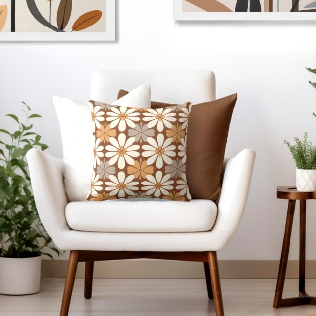 Cojín Decorativo Floral retro (Complete your elegant retro look with an exclusive Wild on Flowers Throw PIllow.)