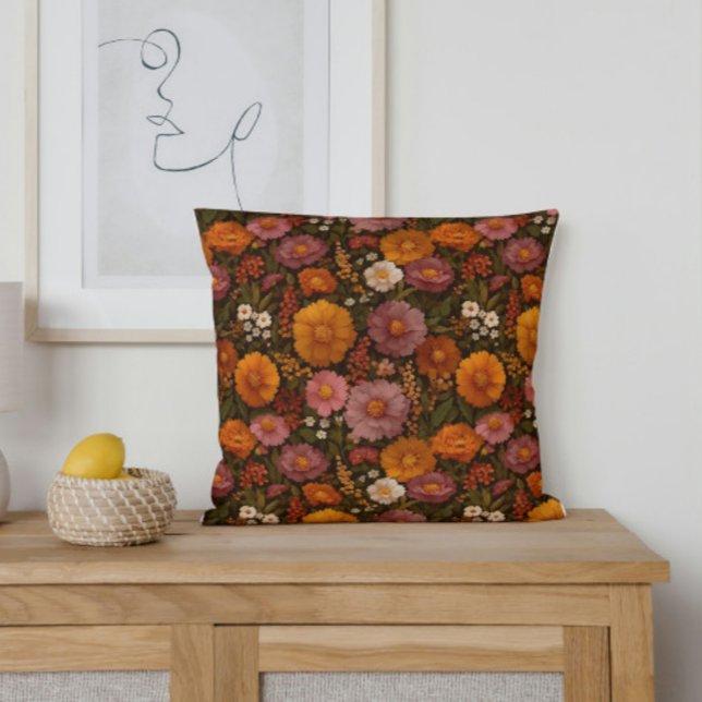 Cojín Decorativo Florales otoñales en Naranja quemado y rojo (Embrace the beauty of fall with this floral pillow. A rich mix of burnt orange and violet flowers.)