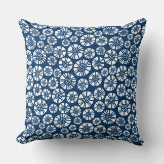 Cojín Decorativo Flores abstractas 031023 - Blanco sobre azul shibo