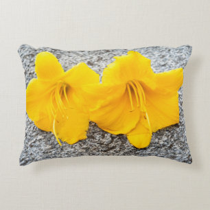 Cojín Decorativo flores amarillas diurnas en plena floración
