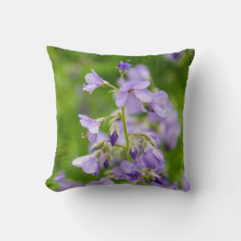 Cojín Decorativo Flores azules delgadas en un campo verde en primav
