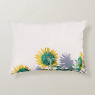 Cojín Decorativo Flores azules y amarillas en la pared blanca
