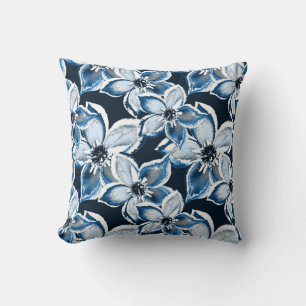 Cojín Decorativo Flores azules y blancas en un fondo negro.