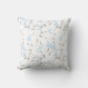 Cojín Decorativo Flores blancas en azul claro.