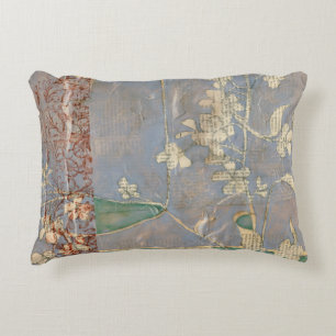 Cojín Decorativo Flores blancas en fondo del papel prensa