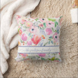 Cojín Decorativo Flores blancas rosadas guión de nombre de familia<br><div class="desc">Romántico, bohemio, de estilo boho. Flores suaves y femeninas de color acuático en tonos rosa, verde y melocotón con un follaje verde sobre un fondo blanco. Personalice y añada su nombre o apellido escrito con una escritura con letras a mano moderna y de color lavanda con toques. Para que los...</div>