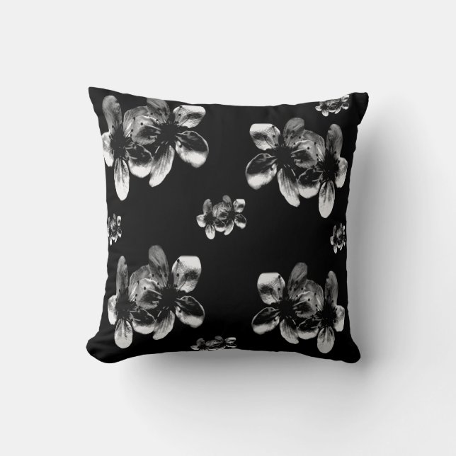Cojín Decorativo Flores Blancas Sobre Negro, (Anverso)