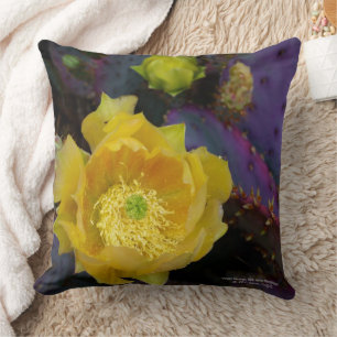 Cojín Decorativo Flores de cactus amarillas de opuntia púrpura