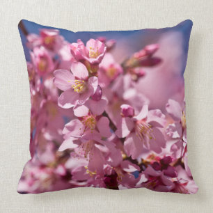 Cojín Decorativo Flores de Cerezo Sakura Besadas por la Luz del Sol
