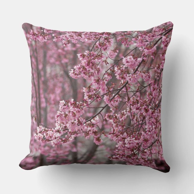 Cojín Decorativo Flores de cerezo Sakura rosadas flotando (Anverso)