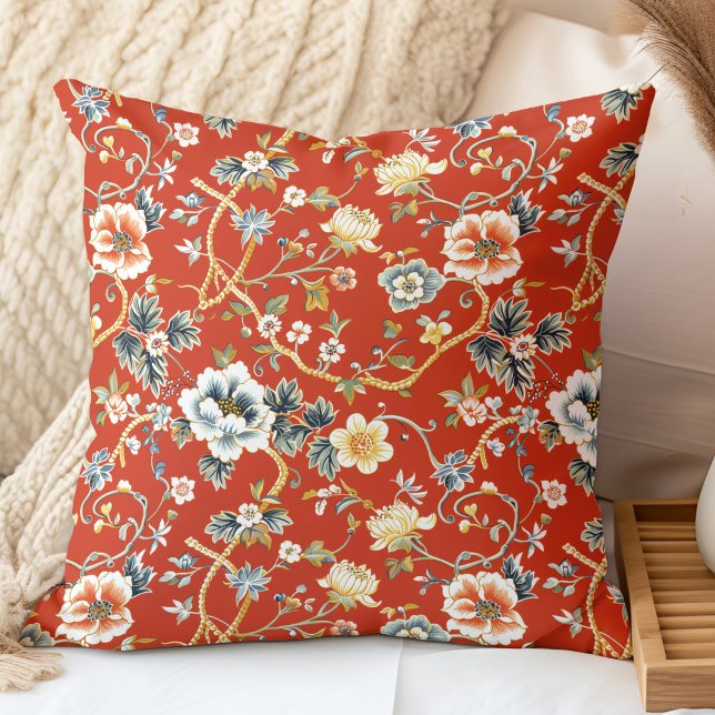 Cojín Decorativo Flores de primavera rojas y amarillas Chinoiserie  (Red and Yelllow Spring Flowers Chinoiserie Pattern Throw Pillow in a neutral boho bedroom.)