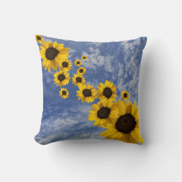 Cojín Decorativo Flores de sol realistas soplando en el cielo de Co