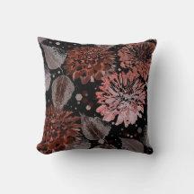 Flores de terracota con hojas grises sobre un negr