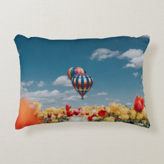 Cojín Decorativo Flores de tulipán amarillo y rojo bajo globo de ai