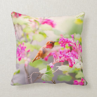 Cojín Decorativo Flores del colibrí del vuelo y de la pasa roja