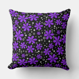 Cojín Decorativo flores moradas brillantes sobre un fondo negro con