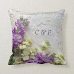 Cojín Decorativo Flores moradas y blancas en cordones antiguos<br><div class="desc">Flores de Bonito en encaje vintage con espacio para texto</div>