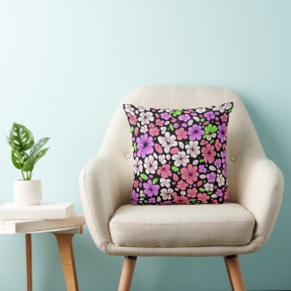Cojín Decorativo Flores moradas y rosadas y patrón de pétalos negro