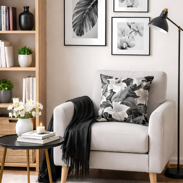 Cojín Decorativo Flores negras y blancas de los años 1920 (Timeless floral cushion elevates neutral interiors with quiet elegance and effortless modern charm.)