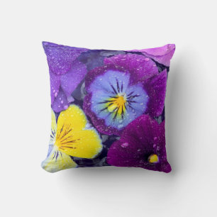 Cojín Decorativo Flores pansy flotando en un baño de pájaro con r
